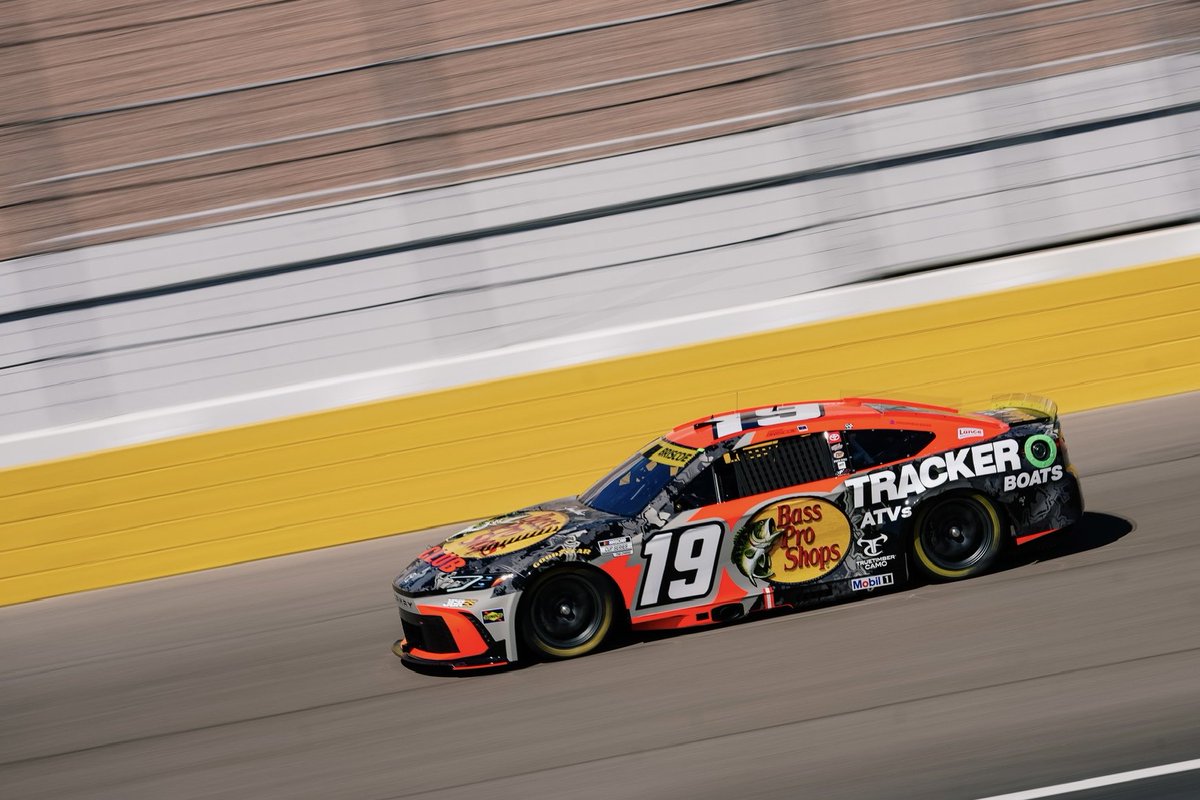 JoeGibbsRacing's tweet photo. 1-2-3-4 in Las Vegas qualifying!

P1 - @dennyhamlin 
P2 - @TyGibbs 
P3 - @CBellRacing 
P4 - @chasebriscoe 

#TeamToyota https://t.co/ldzRTgADtZ