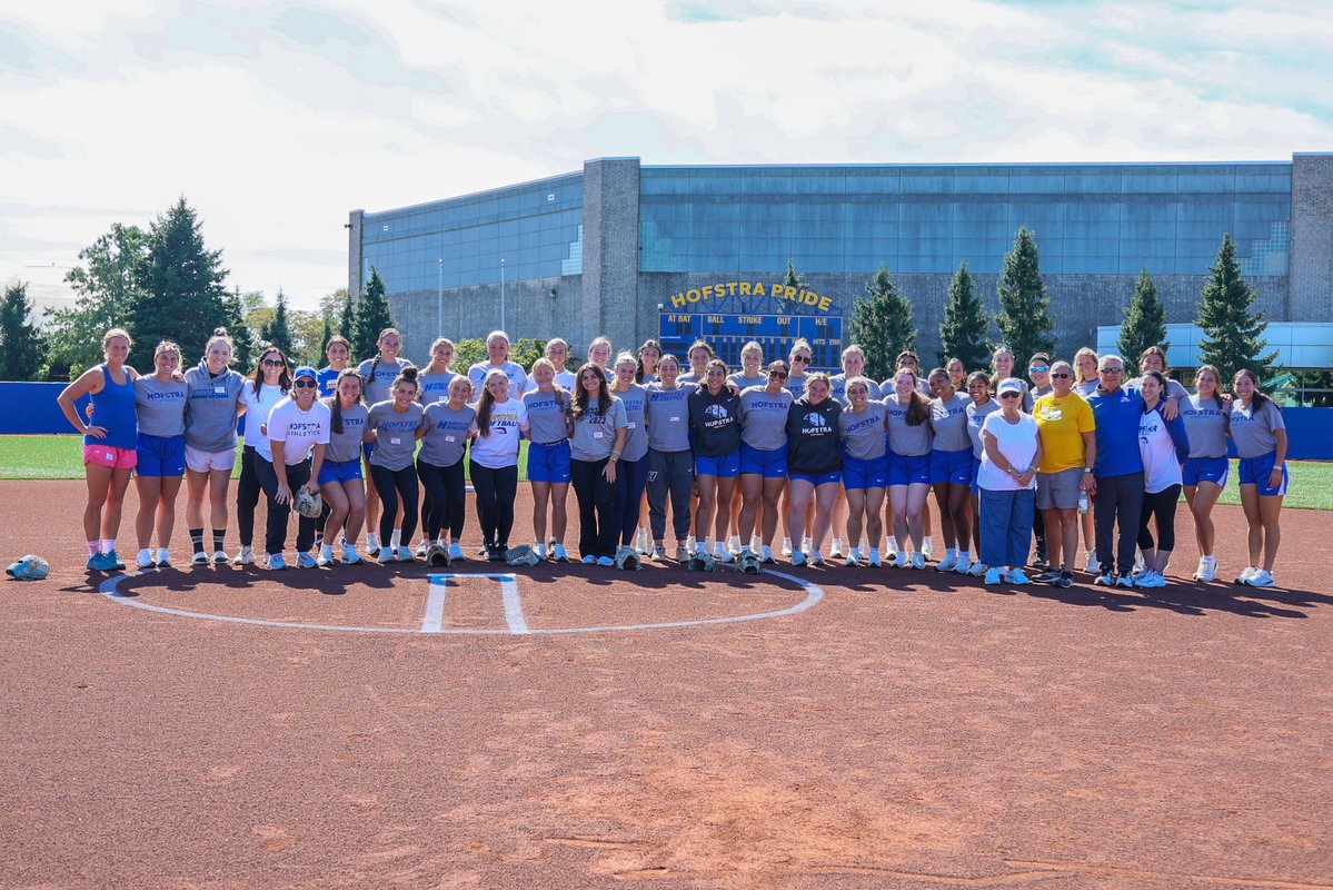HofstraSoftball's tweet photo. 💙💛𝓐𝓵𝓾𝓶𝓷𝓲 𝓓𝓪𝔂💛💙

#PrideOfLI https://t.co/QEcenrmJLF