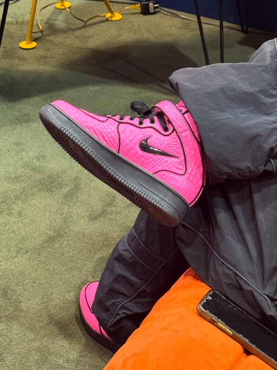insanesneaker's tweet photo. FIRST LOOK: Lil Yachty x Nike Air Force 1 Mid ‘Pink’ Sample 🩷

Limited to only 2 pairs 👀 https://t.co/KU2K5pmDBL