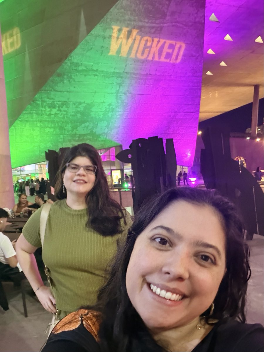 _PathyFernandes's tweet photo. Vou entrar na sessao de Wicked agora eu @flaviaspereira . Aqui o cel nao pega vcs sabem!! https://t.co/JJ8MapuMft