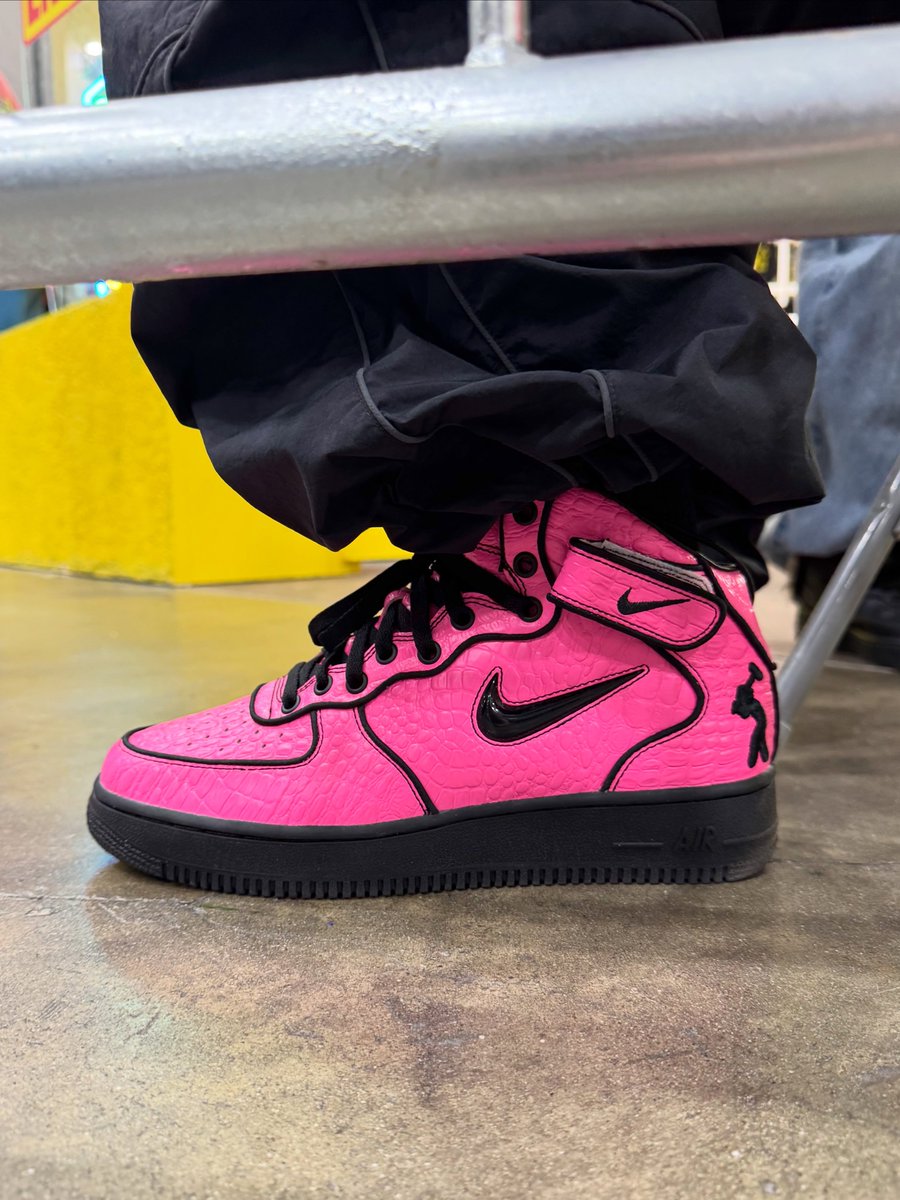 insanesneaker's tweet photo. FIRST LOOK: Lil Yachty x Nike Air Force 1 Mid ‘Pink’ Sample 🩷

Limited to only 2 pairs 👀 https://t.co/KU2K5pmDBL