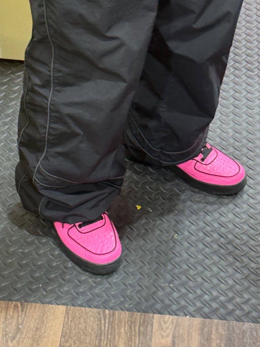 insanesneaker's tweet photo. FIRST LOOK: Lil Yachty x Nike Air Force 1 Mid ‘Pink’ Sample 🩷

Limited to only 2 pairs 👀 https://t.co/KU2K5pmDBL