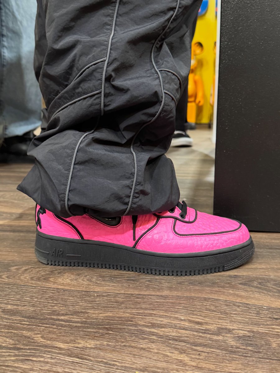 insanesneaker's tweet photo. FIRST LOOK: Lil Yachty x Nike Air Force 1 Mid ‘Pink’ Sample 🩷

Limited to only 2 pairs 👀 https://t.co/KU2K5pmDBL