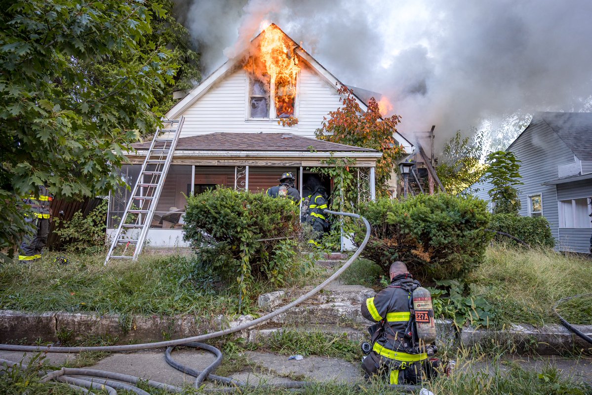 IFD_NEWS's tweet photo. 4:16 PM - #IFD Firefighters make quick work of heavy blaze inside vacant structure at 439 N Colorado Ave. Multiple calls to MESA 911 report heavy fire and smoke showing. Firefighters aggressive attack brings fire under control in 10 minutes. No injuries. Under Investigation. https://t.co/x8EuJhjEEx