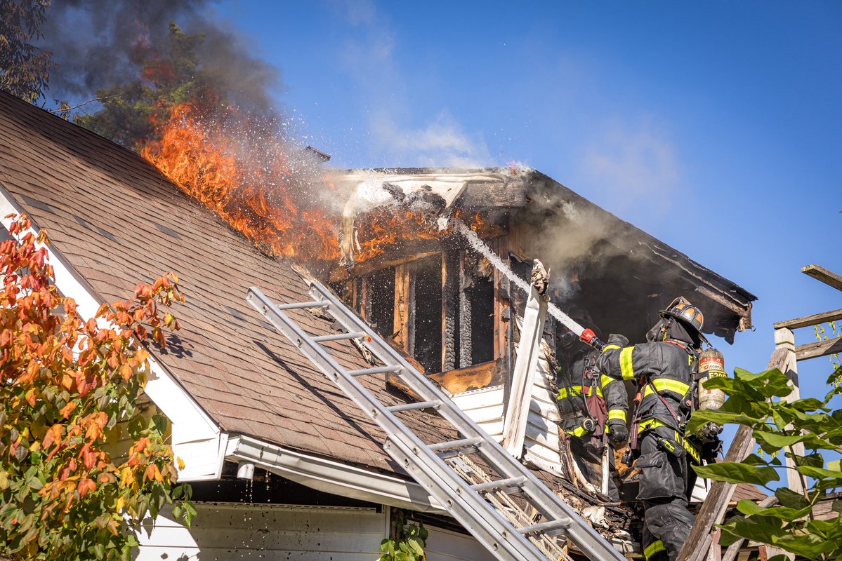 IFD_NEWS's tweet photo. 4:16 PM - #IFD Firefighters make quick work of heavy blaze inside vacant structure at 439 N Colorado Ave. Multiple calls to MESA 911 report heavy fire and smoke showing. Firefighters aggressive attack brings fire under control in 10 minutes. No injuries. Under Investigation. https://t.co/x8EuJhjEEx