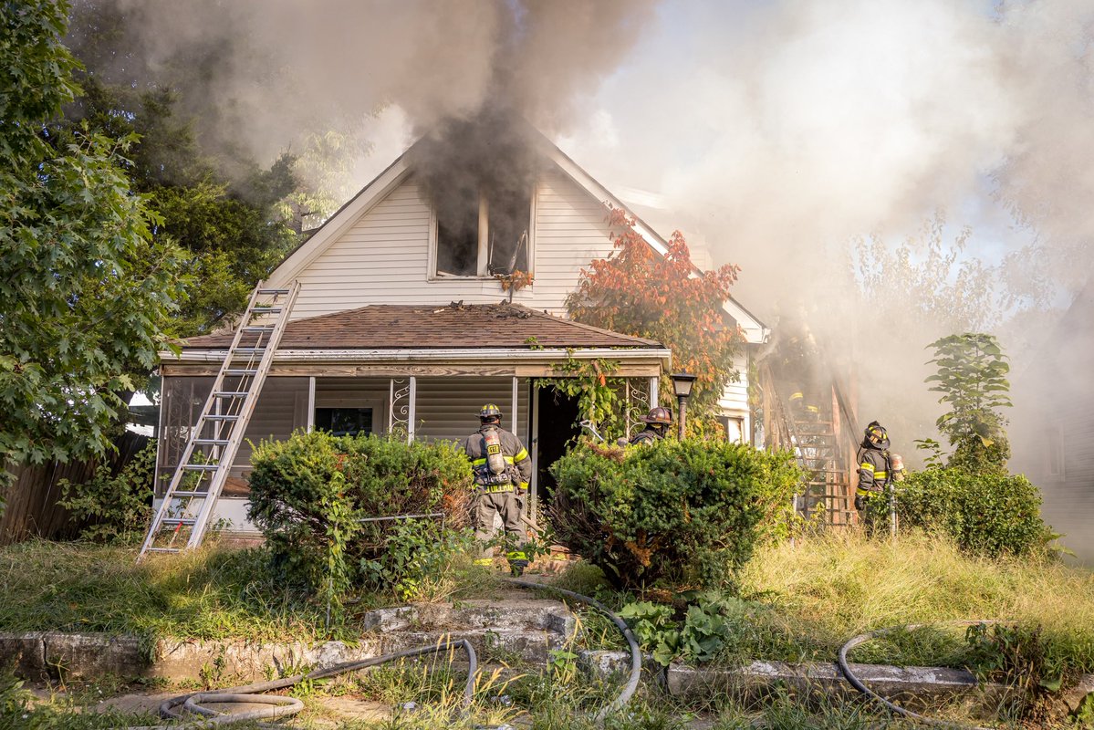 IFD_NEWS's tweet photo. 4:16 PM - #IFD Firefighters make quick work of heavy blaze inside vacant structure at 439 N Colorado Ave. Multiple calls to MESA 911 report heavy fire and smoke showing. Firefighters aggressive attack brings fire under control in 10 minutes. No injuries. Under Investigation. https://t.co/x8EuJhjEEx