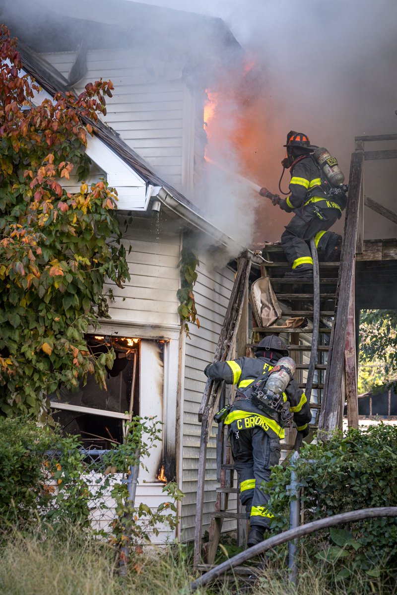 IFD_NEWS's tweet photo. 4:16 PM - #IFD Firefighters make quick work of heavy blaze inside vacant structure at 439 N Colorado Ave. Multiple calls to MESA 911 report heavy fire and smoke showing. Firefighters aggressive attack brings fire under control in 10 minutes. No injuries. Under Investigation. https://t.co/x8EuJhjEEx