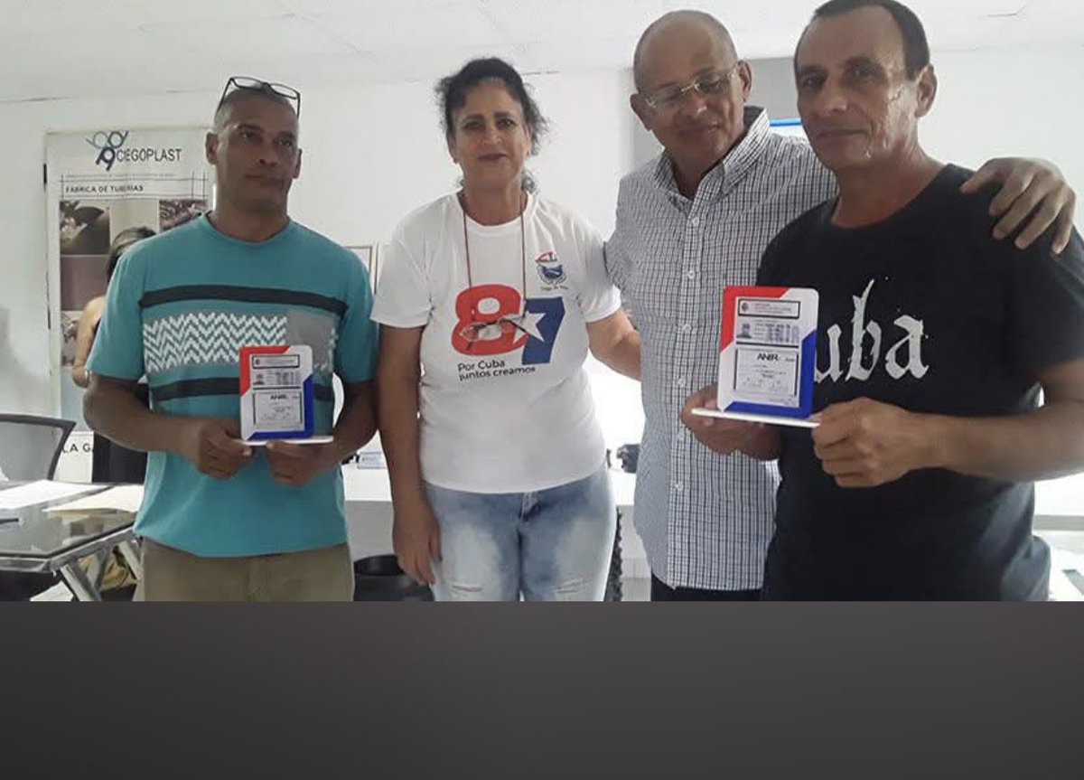 SNTConstCav's tweet photo. 🏆 Por su destacado aporte a la economía y la sustitución de importaciones, el innovador avileño Lens Daniel Echeverría, de la Empresa de Tuberías de Polietileno de Alta Densidad (Ciegoplast), recibió la Réplica del Carné de Innovador del líder de la Revolución, Fidel Castro. https://t.co/Smg10PhKSB