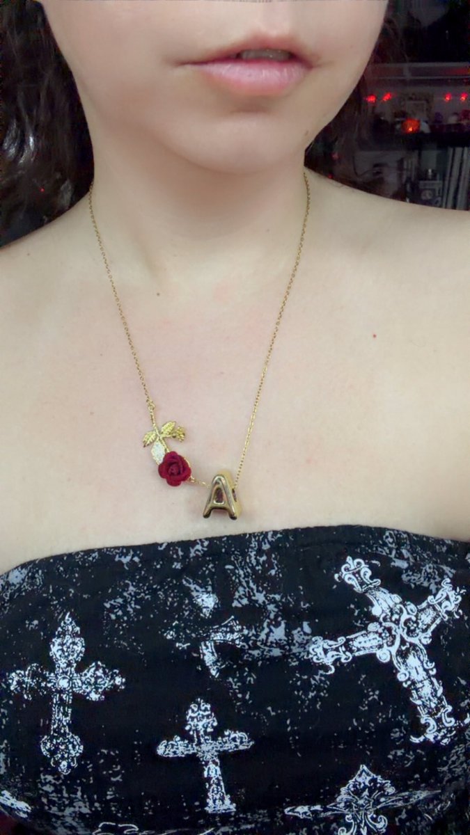 Bluebabes1990's tweet photo. Absolutely obsessed with my necklace that my best friend made… she absolutely knows I love roses 🌹 she’s literally the best…. If you all want to order a custom necklace check her out… @PeachayBebexo https://t.co/rOD4qKmwWA