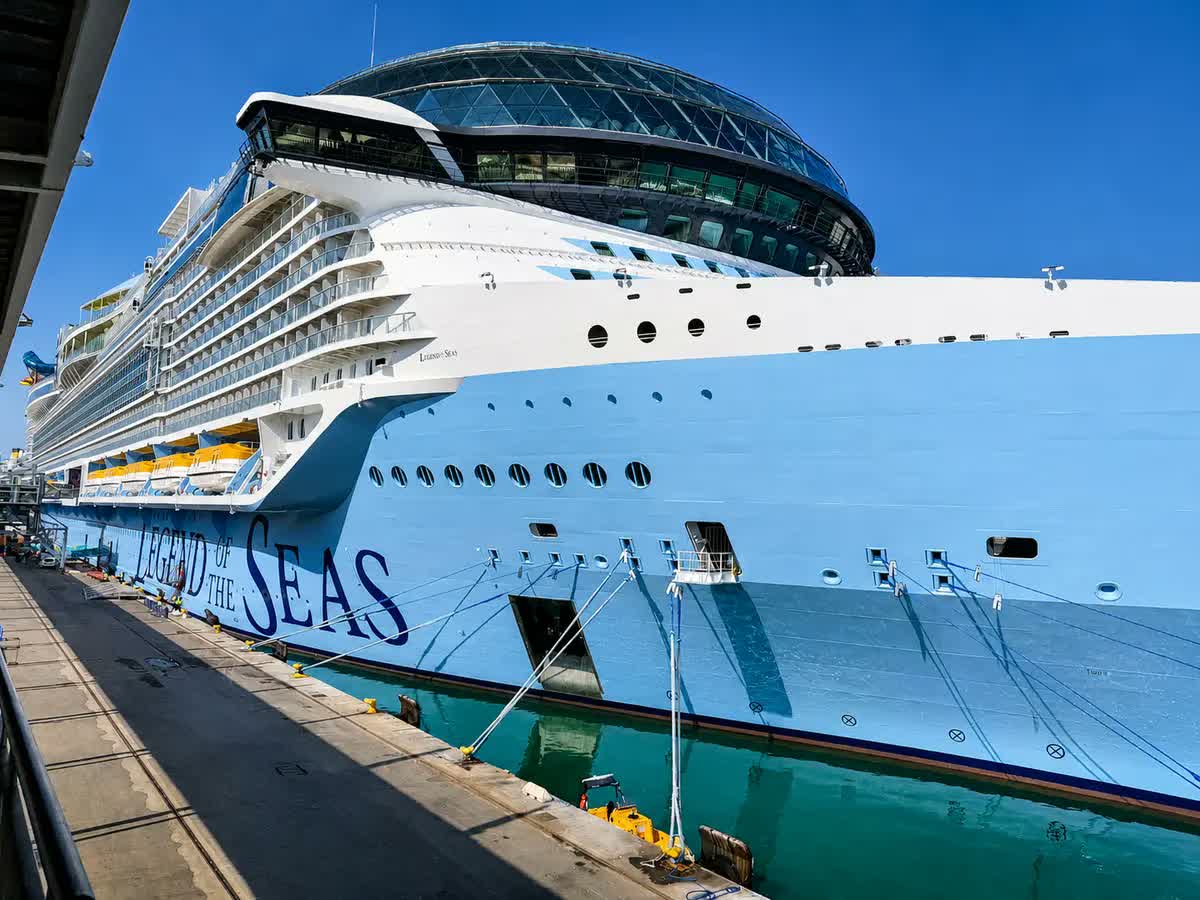 HookedCruising's tweet photo. The 2028-29 Royal Caribbean on-sale calendar is out. Europe sailings open the week of October 12, and seven-night summer Caribbean cruises follow the week of November 2. If you want first pick of cabins, that's the window. https://t.co/ujlKminxji