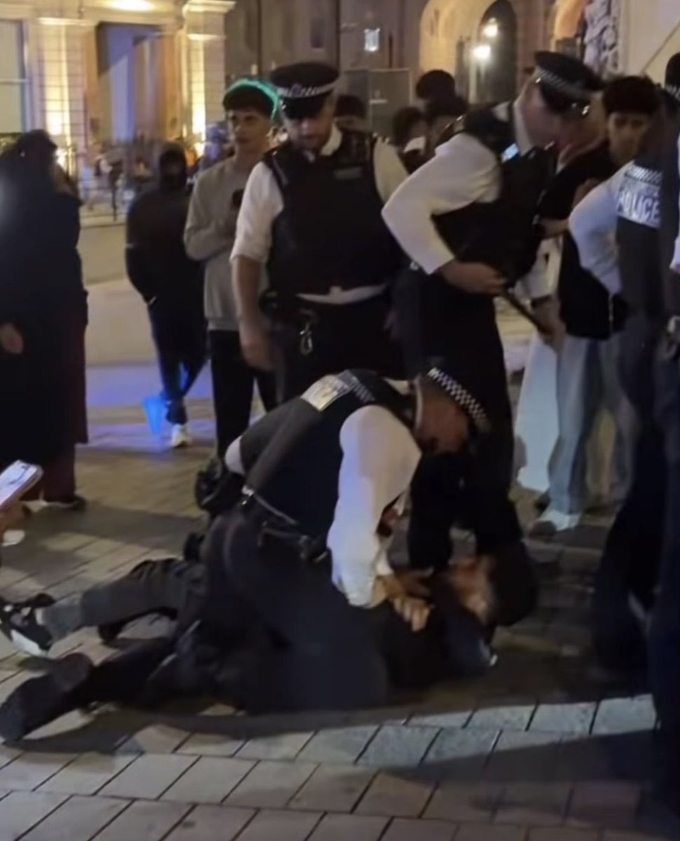 AndyPublicGB's tweet photo. Muslim Migrants assault police officers in London tonight …not a good idea! 🏴󠁧󠁢󠁥󠁮󠁧󠁿😡

London 🏴󠁧󠁢󠁥󠁮󠁧󠁿

Approx 30 mins ago the police clash with a group of Muslim migrants who were protesting…1 of the migrants assaults an officer…bad idea! #police  @GBNEWS @Andypublicuk https://t.co/xNT16hgVwv