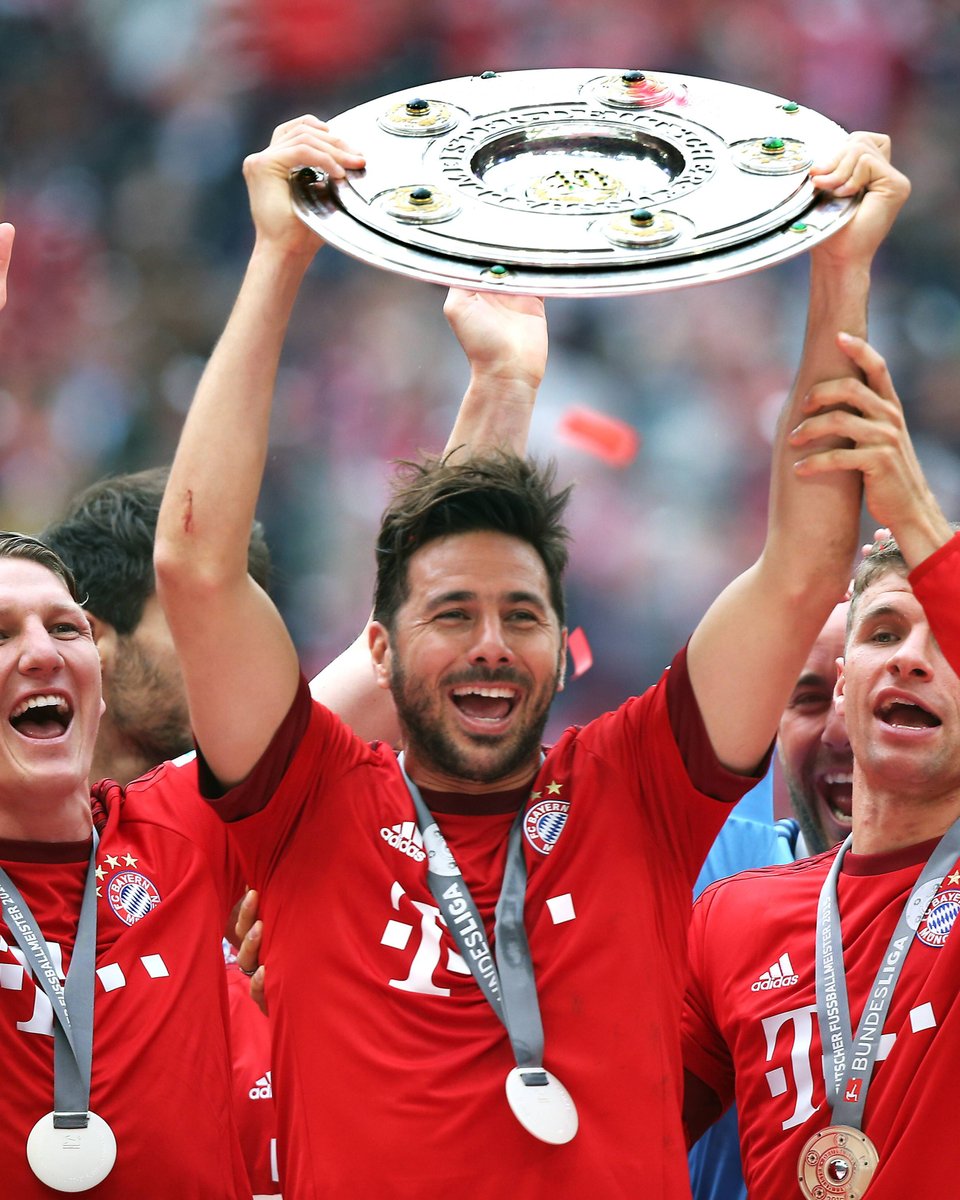 FCBayernES's tweet photo. ¡A Claudio Pizarro en su cumpleaños! 🎂🇵🇪 https://t.co/nmZoNv09NU