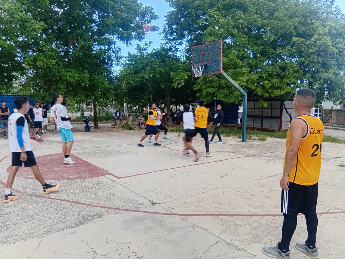 perez_placencia's tweet photo. #Cuba siempre pondrá el deporte al alcance de todos, continúan topes deportivos en #PuertoPadre #PorLasTunasLaVictoria #CubaEstáFirme https://t.co/7XDRpKnRfC