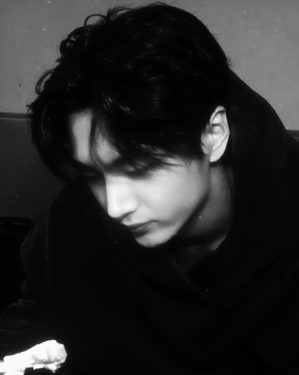 yatoggk's tweet photo. #jayhoon au 🩸

— Sunghoon é um vampiro híbrido, filho de uma sereia, tendo o poder de atrair suas vítimas com a voz. 

Jay é um licano, vivendo no território dos vampiros desde novo em troca de aliança entre o seu povo, mas esconde um segredo que nem ele mesmo sabe que possuí. https://t.co/WmarZqQhFC