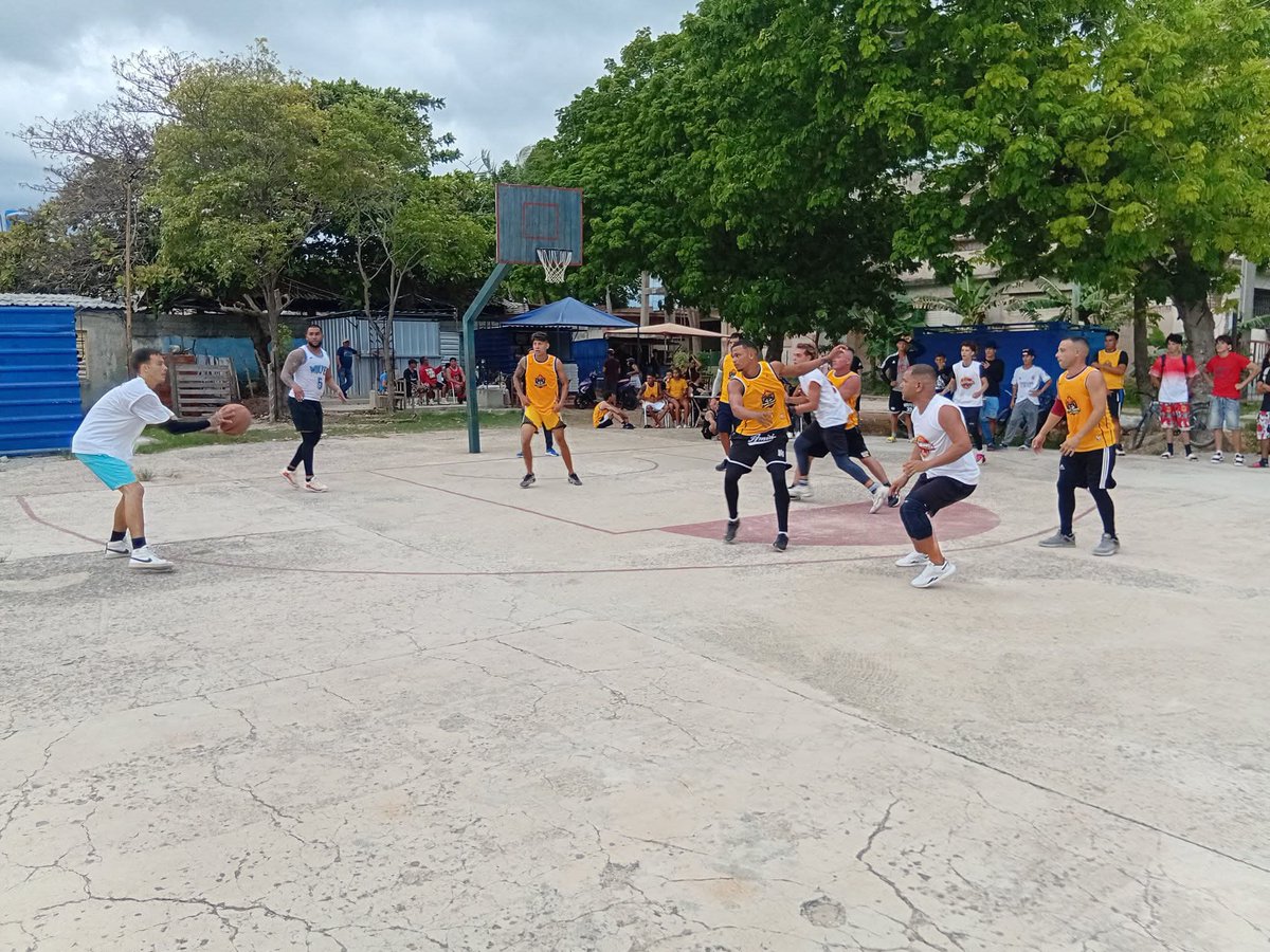 perez_placencia's tweet photo. #Cuba siempre pondrá el deporte al alcance de todos, continúan topes deportivos en #PuertoPadre #PorLasTunasLaVictoria #CubaEstáFirme https://t.co/7XDRpKnRfC