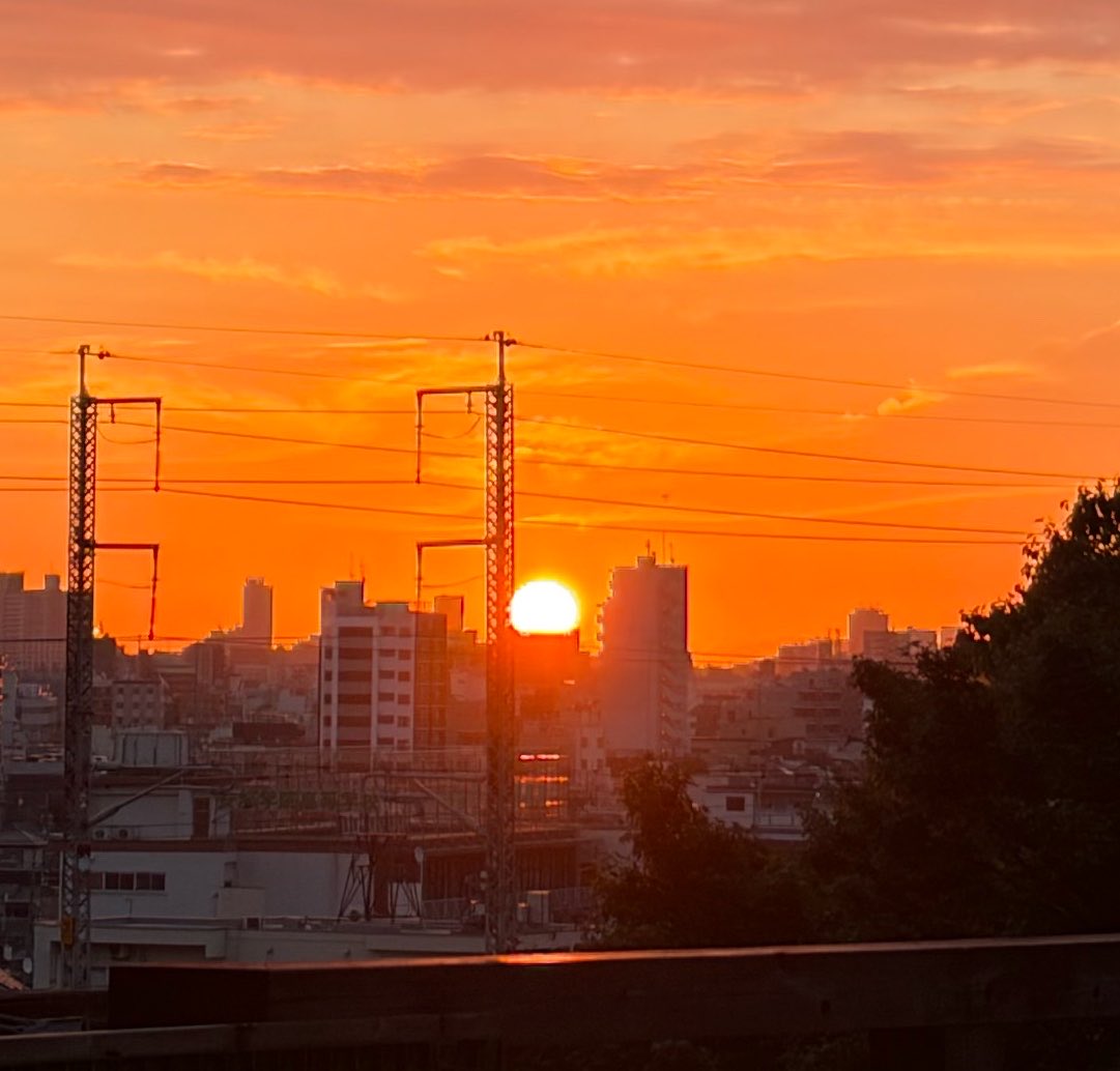 annon1962's tweet photo. 10月4日 ☀️
朝ウォーキング終了。
ちょっと肌寒いが、運動するにはとても⭕️
ウォーキング途中で日の出をパチリ🌅

今日のお供
　リスト/超絶技巧練習曲
勝手な思い込みだが、ショパンが優しく包んでくれるタイプなら、リストはガンガン押して来るタイプなのだろうか？🤔 https://t.co/aARF2fmToY