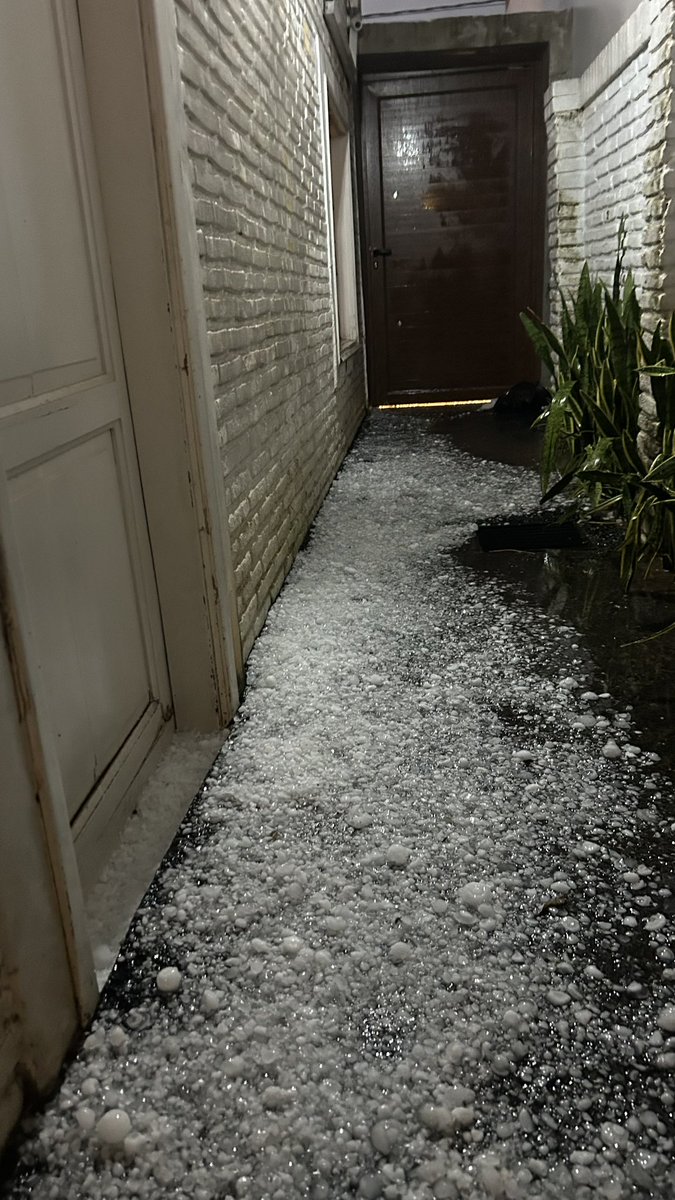 volcaholic1's tweet photo. This massive hailstorm tore through Asunción and parts of Paraguay’s Central Department yesterday evening.

Hail smashed windscreens, badly dented cars, punctured roofs and caused widespread power cuts across areas including Luque, Lambaré and San Lorenzo.

Thankfully, this event was mainly an urban disaster, unlike the agricultural destruction caused by storms in September. https://t.co/pHFoHzgzoE