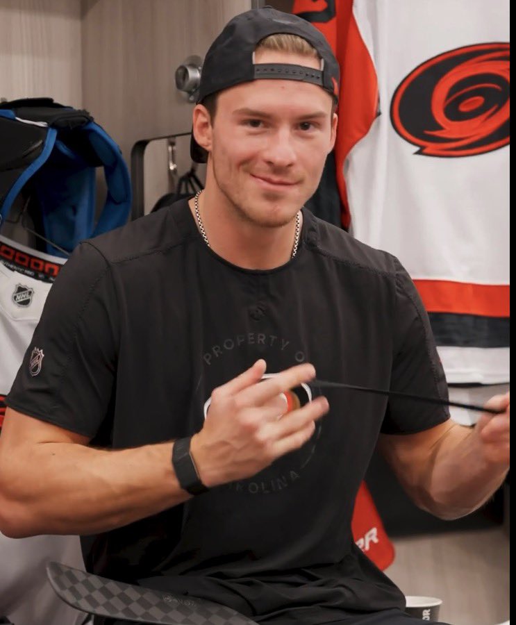 spongebobsloth's tweet photo. the backwards hat and that smirk.. svech the man that you are https://t.co/Htb3XnGumw