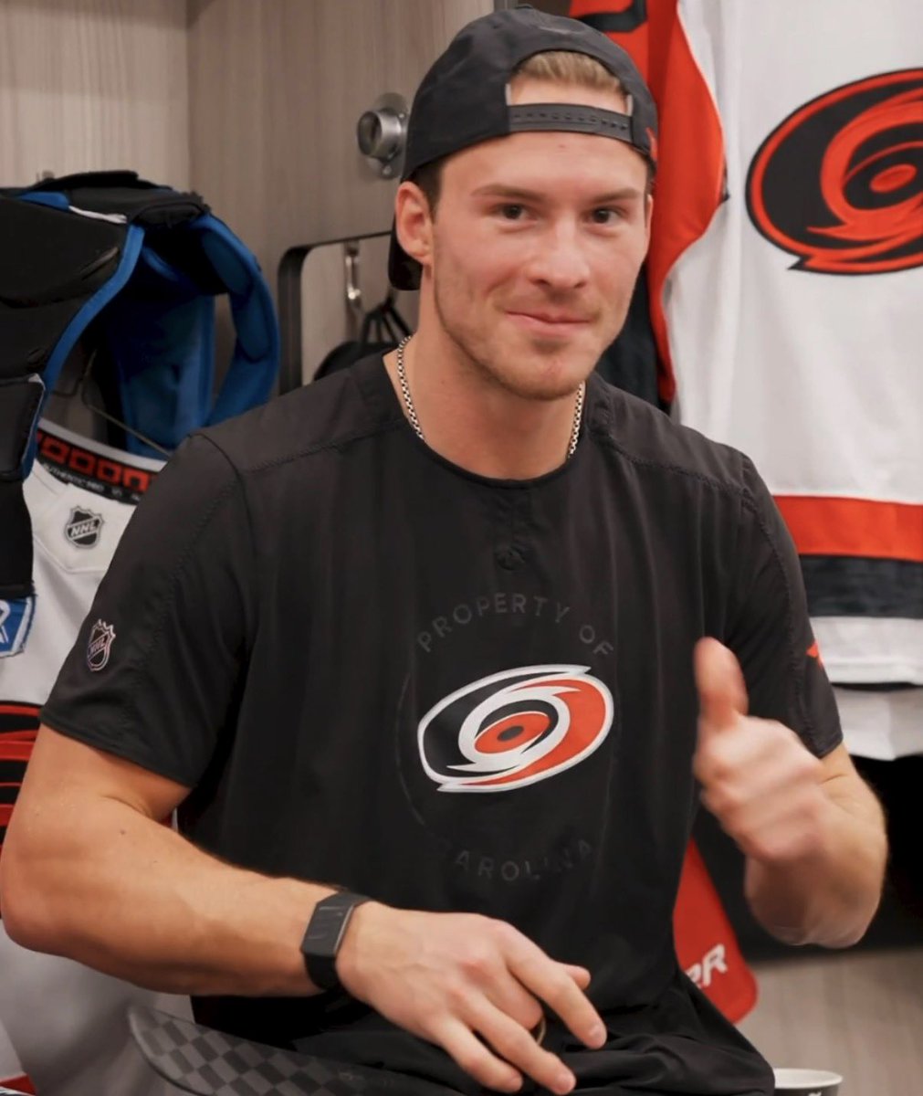 spongebobsloth's tweet photo. the backwards hat and that smirk.. svech the man that you are https://t.co/Htb3XnGumw