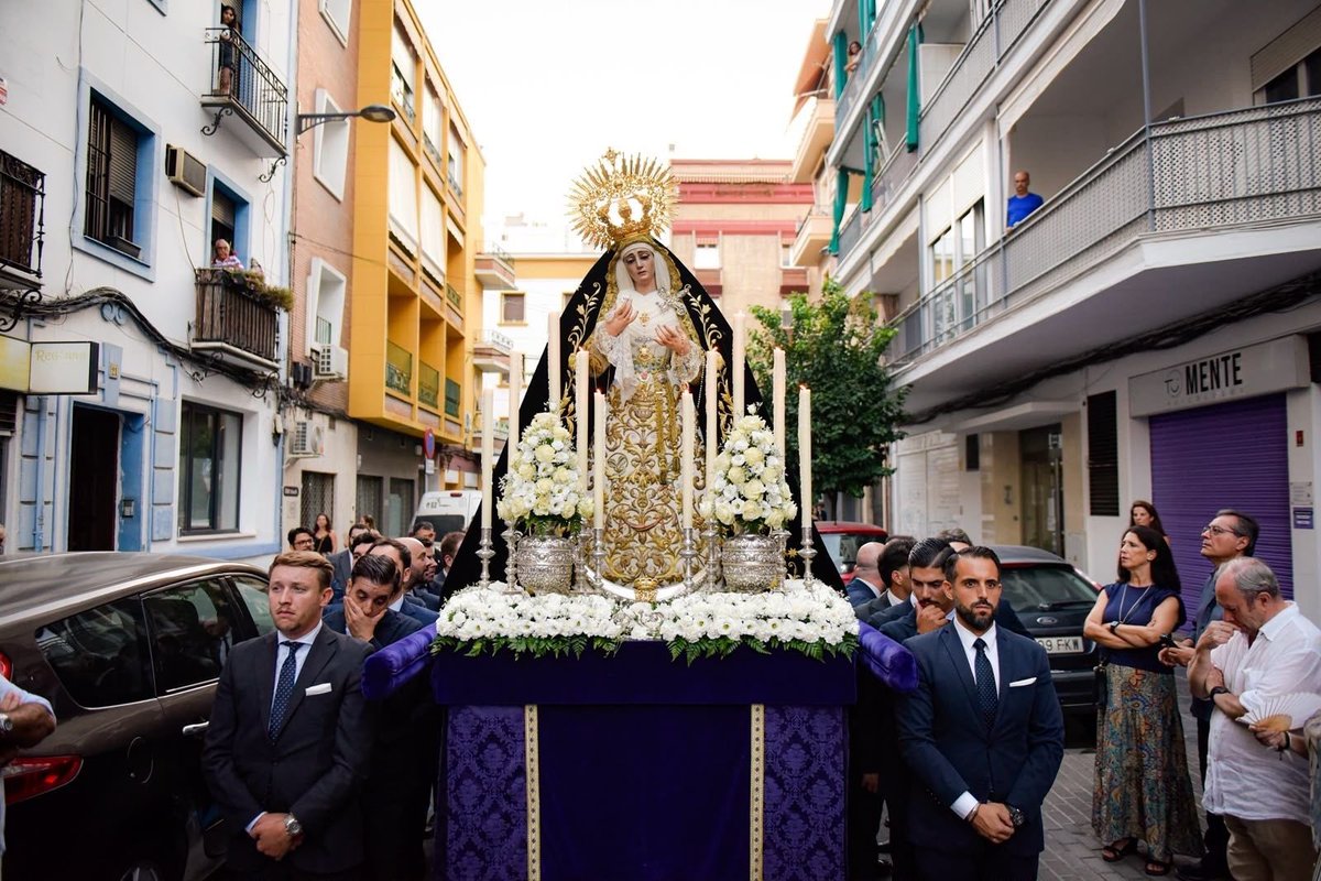 info_cofrade's tweet photo. 🟣 Rosario vespertino con María Santísima de la Victoria de las Cigarreras por las calles del Barrio de los Remedios. #ColumnayAzotes #VictoriaCigarrera #Cigarreras26

📸: @ColumnayAzotes https://t.co/TtT3pCsOv6