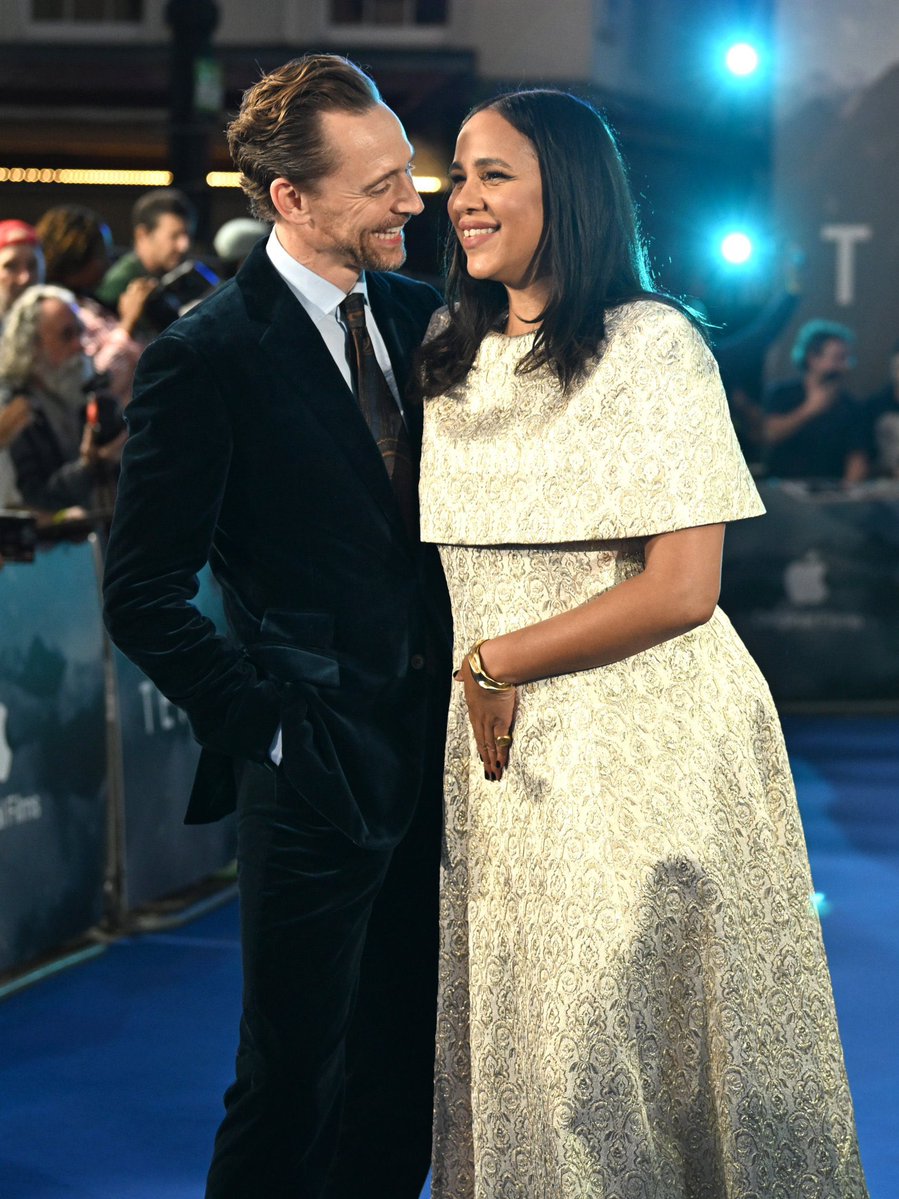 popbuzzz_'s tweet photo. Find someone who looks at you the way Tom Hiddleston looks at Zawe Ashton. https://t.co/DPYztymEYB