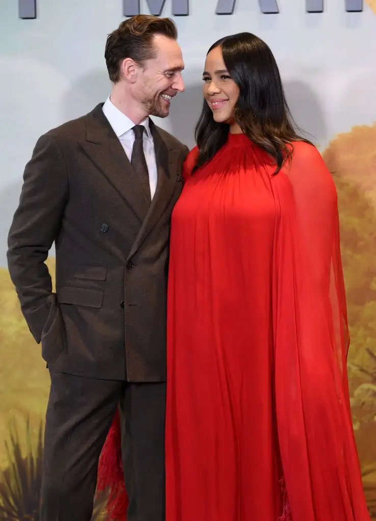 popbuzzz_'s tweet photo. Find someone who looks at you the way Tom Hiddleston looks at Zawe Ashton. https://t.co/DPYztymEYB