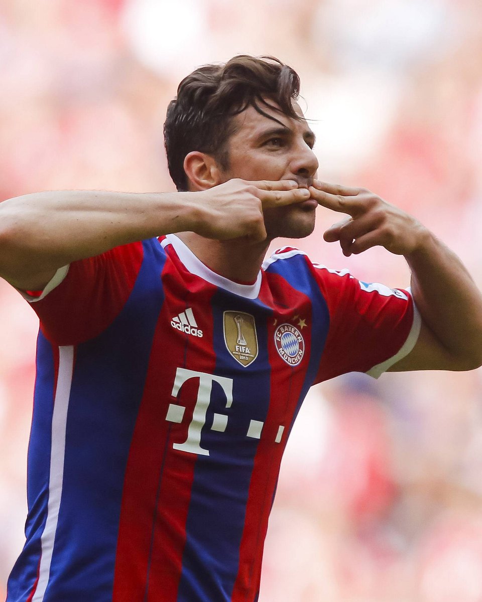 FCBayernES's tweet photo. ¡A Claudio Pizarro en su cumpleaños! 🎂🇵🇪 https://t.co/nmZoNv09NU