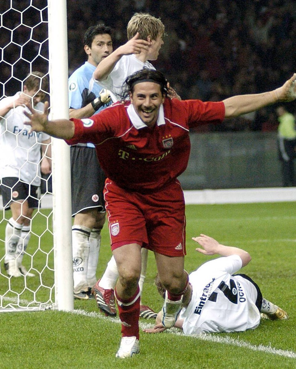 FCBayernES's tweet photo. ¡A Claudio Pizarro en su cumpleaños! 🎂🇵🇪 https://t.co/nmZoNv09NU