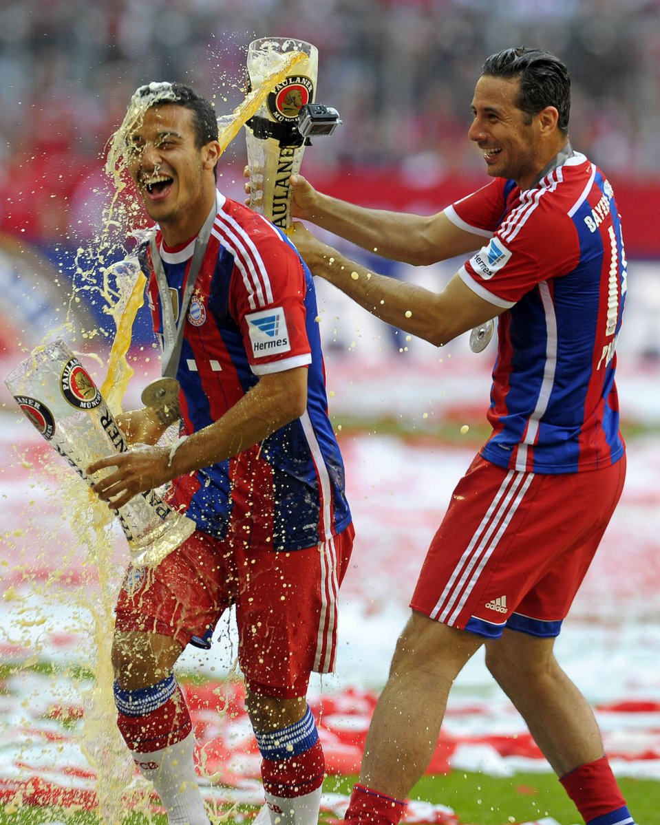 FCBayernES's tweet photo. ¡A Claudio Pizarro en su cumpleaños! 🎂🇵🇪 https://t.co/nmZoNv09NU
