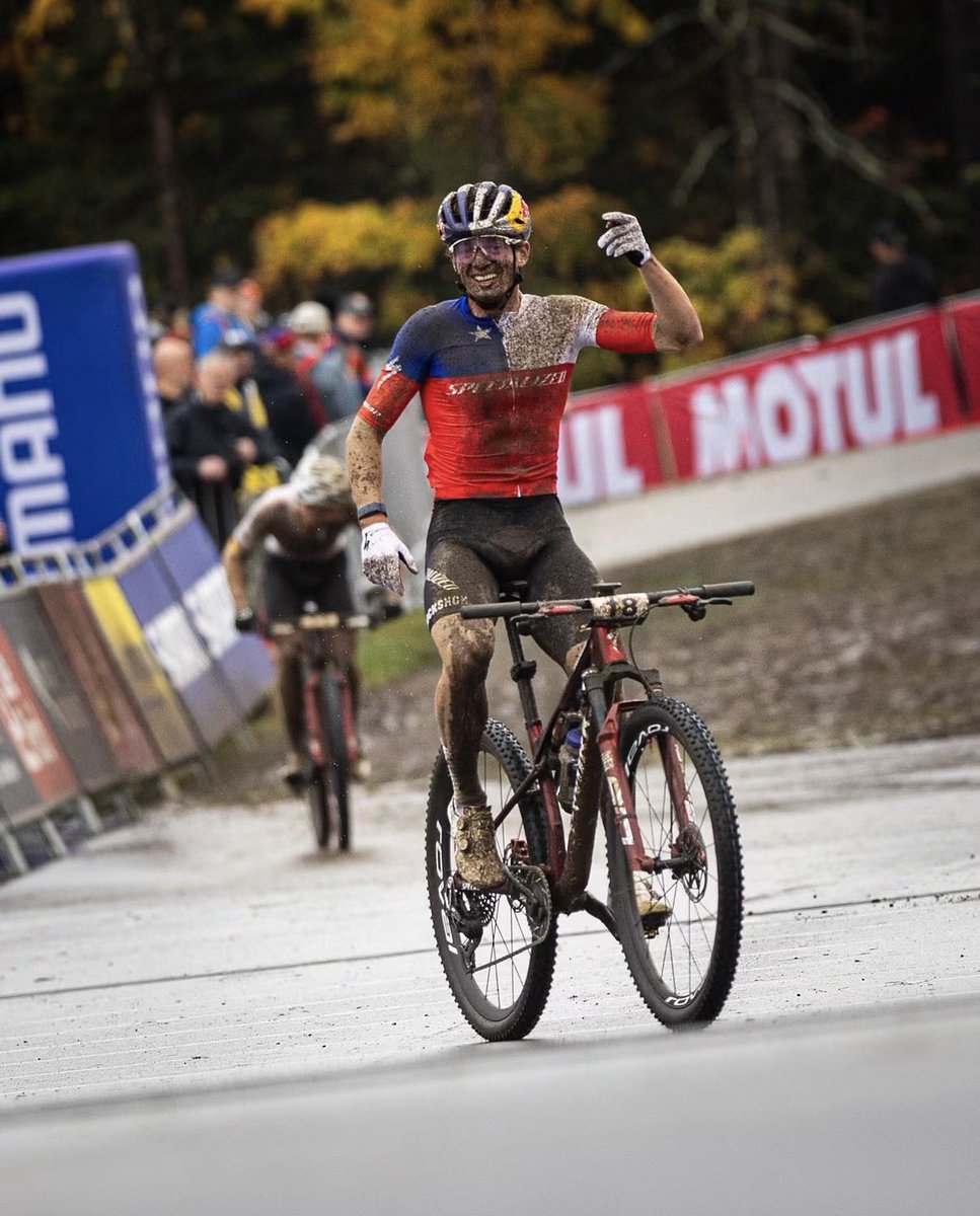 TeamChile_COCH's tweet photo. ¡TERCEROOO! 🙌🙌

Martín Vidaurre sumó su tercer podio consecutivo en el Circuito Mundial, luego de ser bronce 🥉 en el cross country olímpico de la Copa del Mundo de Lake Placid 🇺🇸.

En un cierre apretadísimo, Martín llegó solo un segundo detrás (1h 23:22) de Charlie Aldridge 🇬🇧🥇 y Filippo Colombo 🇨🇭🥈.

Gran cierre de temporada para Martín, un verdadero SÚPERCLASE mundial 🥰.

#VamosTeamChile 🇨🇱