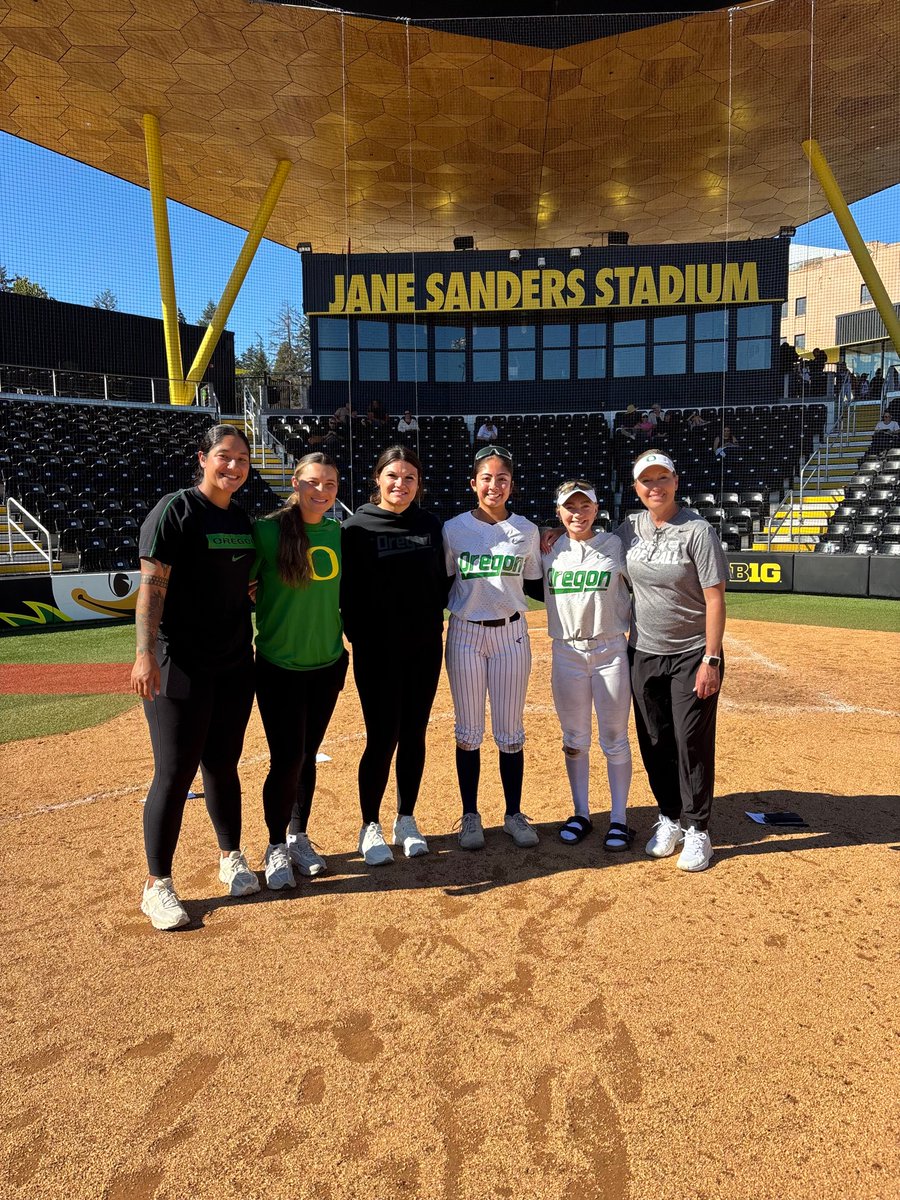daledeering7's tweet photo. Thank you @oregonsb 
@lysssscat32 @syd_syd2 @MelyssaLombardi for an awesome 2 days of camp 💚💛loved being back in Eugene and getting the chance to learn, compete and experience how special it is to be a Duck. 
@risingkobasew https://t.co/mJFzfGLPzR