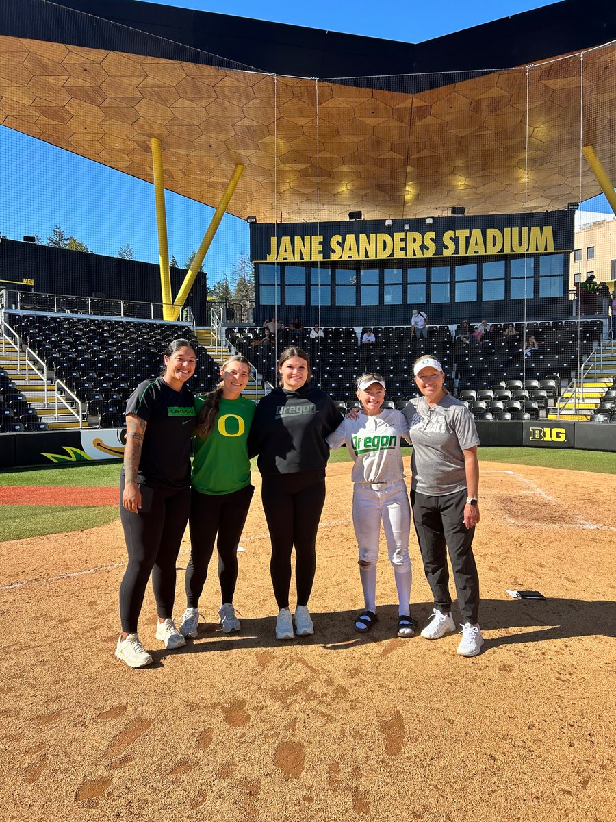 daledeering7's tweet photo. Thank you @oregonsb 
@lysssscat32 @syd_syd2 @MelyssaLombardi for an awesome 2 days of camp 💚💛loved being back in Eugene and getting the chance to learn, compete and experience how special it is to be a Duck. 
@risingkobasew https://t.co/mJFzfGLPzR