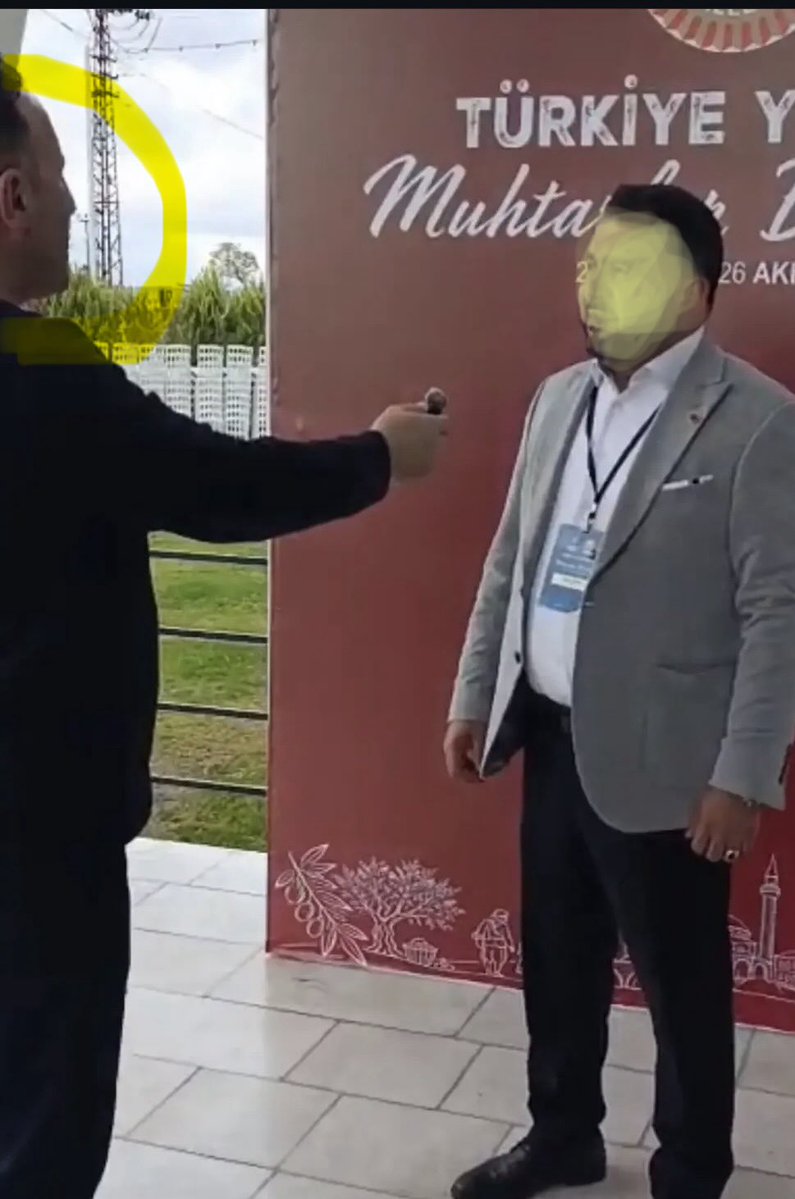 besimecz's tweet photo. Manisa Kızılay şubesinden maaş alan bankamatik memuru iş saatlerinde siyasi çalışmada görüntülendi. Gereğinin yapılmasını bekliyoruz
 @Kizilay 
@adalet_bakanlik 
@manisafokus https://t.co/pFFzwT1tIt