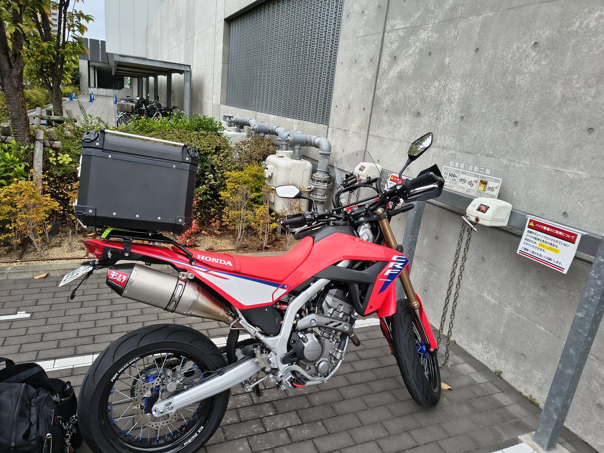 theater_tiger's tweet photo. たこせん運搬以外に初めて使用のリアボックス🏍　さて仕事じゃあ！ https://t.co/kOjAYCOsqC