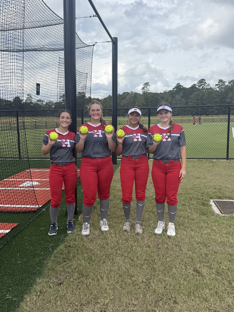 HotshotsCuyos's tweet photo. Couple pick up games to kick off the fall. 
A few 💣 💣💣💣💣
@skylagow11 -1
@MaddiRay78 -2
@siennarichmond5 -1
@samanthatrzecki -1 https://t.co/9cOcF8bgYE