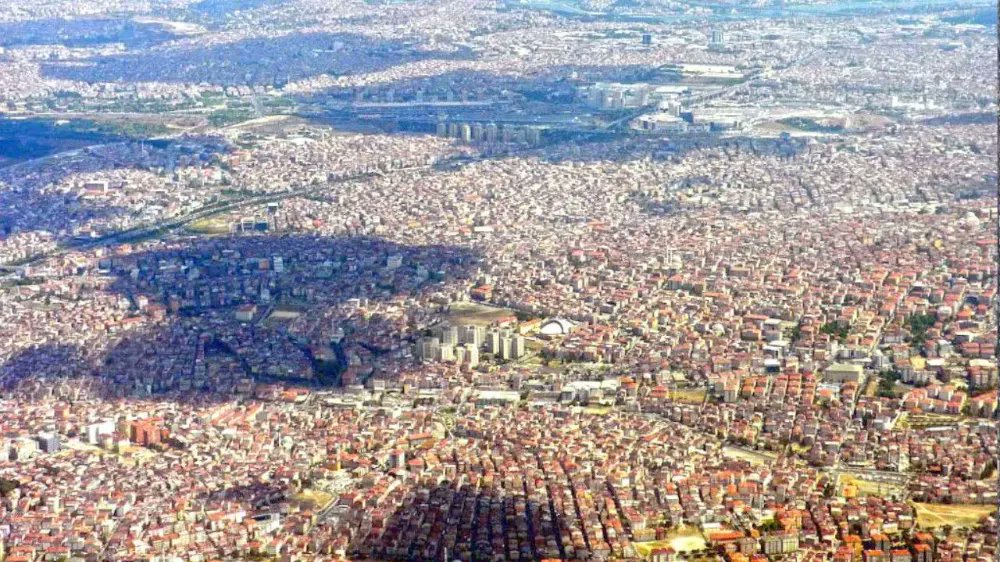 karburato's tweet photo. @bpthaber İstanbulun sahil kesimi nasıl ki 10/10 ise geri kalan iç kısımlar o kadar iğrenç.Şu nedir abi burada yaşanır mı? Ne bir düzen var ne ağaç var hamamböceğimiyiz biz? https://t.co/JLV0yJ95HW
