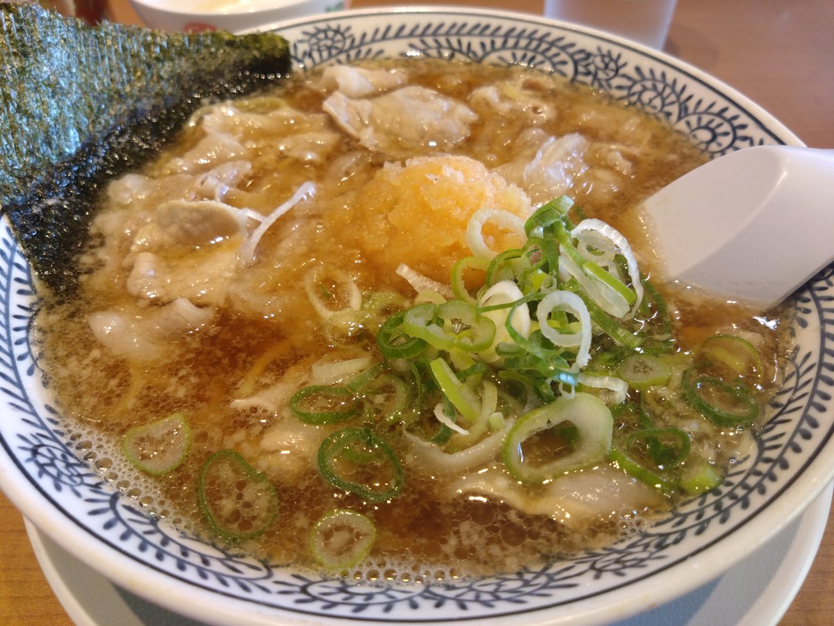 UmaimonH36303's tweet photo. 週末ランチ常連の丸源ラーメン。
もちろんいつもの黄金コンビ🔥
肉そばに温玉チャーシューごはんを合わせるのが最高だな。
旨みたっぷりのスープと甘辛な肉、温玉のまろやかさが溶け合って箸が止まらない✨最後はスープとフライドガーリックで雑炊風に。
​#飯テロ #丸源ラーメン #ラーメン #つくば https://t.co/AbR2lFOQH6