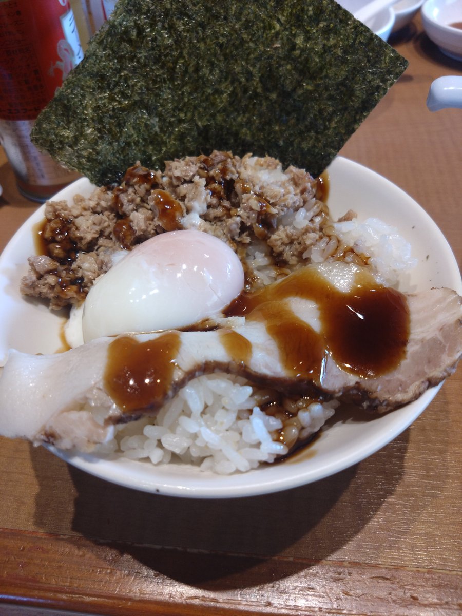 UmaimonH36303's tweet photo. 週末ランチ常連の丸源ラーメン。
もちろんいつもの黄金コンビ🔥
肉そばに温玉チャーシューごはんを合わせるのが最高だな。
旨みたっぷりのスープと甘辛な肉、温玉のまろやかさが溶け合って箸が止まらない✨最後はスープとフライドガーリックで雑炊風に。
​#飯テロ #丸源ラーメン #ラーメン #つくば https://t.co/AbR2lFOQH6