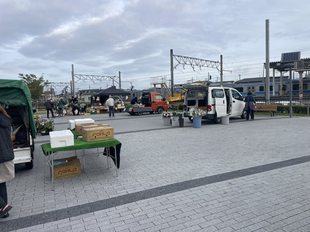 yokko001's tweet photo. 矢本の列に到着

石巻駅前はふれあい朝市してた https://t.co/baC76kYwgm