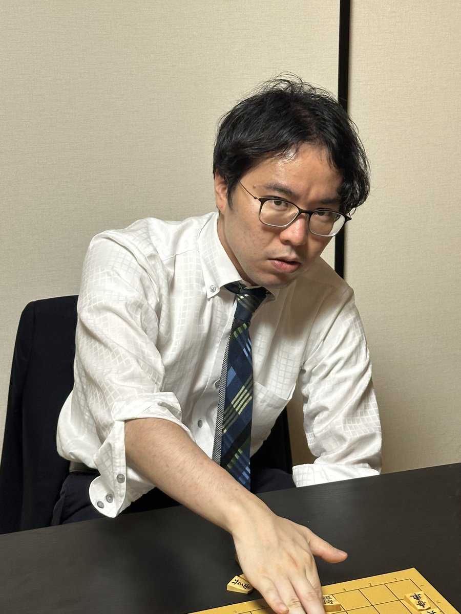 Syo_oubo's tweet photo. 昨日はとても楽しかった
軽快な渡辺山崎両先生の掛け合いから
宮嶋柵木両先生のdisり？まで
また参加したいイベントでした
指導対局中の先生方
なんでミヤケン先生だけカメラ目線なん？🤣
#常泉寺奉納将棋 https://t.co/GWP74Mgm1P