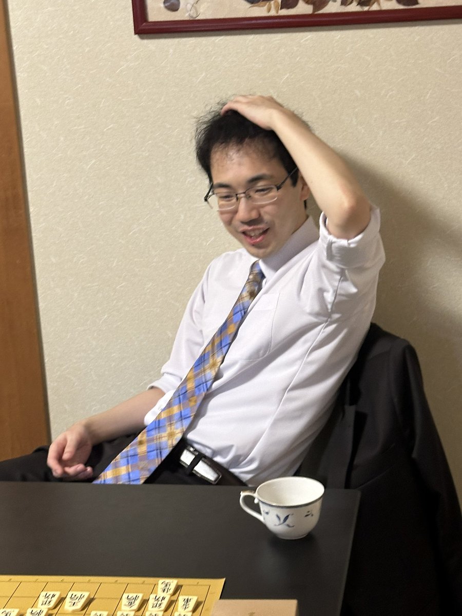 Syo_oubo's tweet photo. 昨日はとても楽しかった
軽快な渡辺山崎両先生の掛け合いから
宮嶋柵木両先生のdisり？まで
また参加したいイベントでした
指導対局中の先生方
なんでミヤケン先生だけカメラ目線なん？🤣
#常泉寺奉納将棋 https://t.co/GWP74Mgm1P