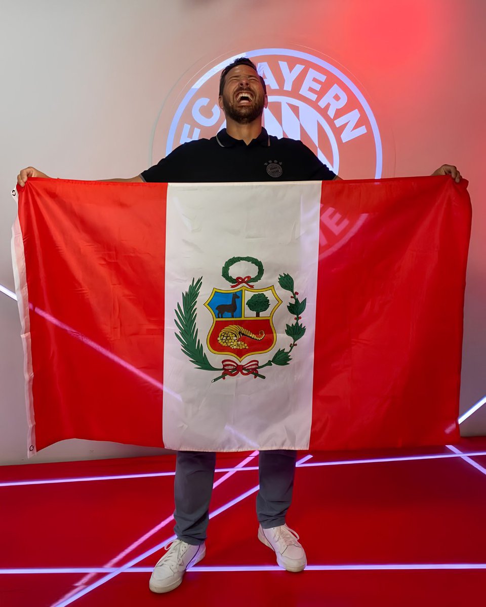 FCBayernES's tweet photo. De Perú para el mundo, con casa en Múnich. 🇵🇪❤️

El señor Claudio Pizarro. 👏⚽️

Felices 48 🎂 https://t.co/N5lhVd4u0H
