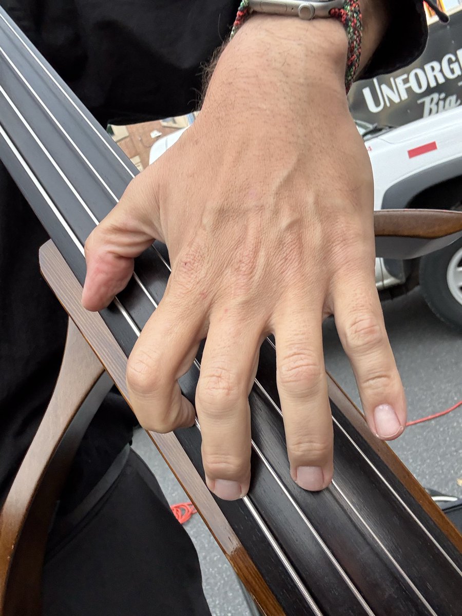 DaddyRunsALot's tweet photo. Your obligatory gig night #handporn https://t.co/VaY24t7bkA