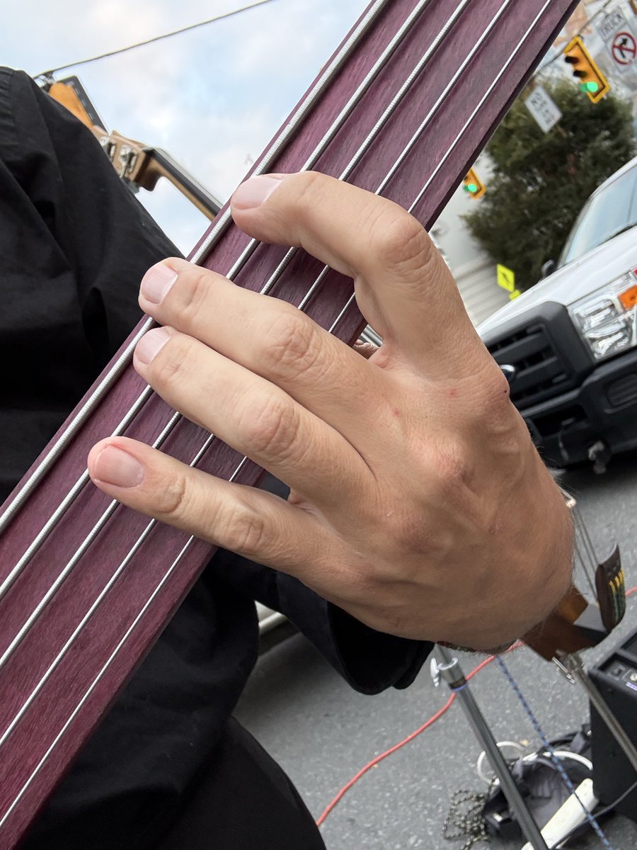 DaddyRunsALot's tweet photo. Your obligatory gig night #handporn https://t.co/VaY24t7bkA