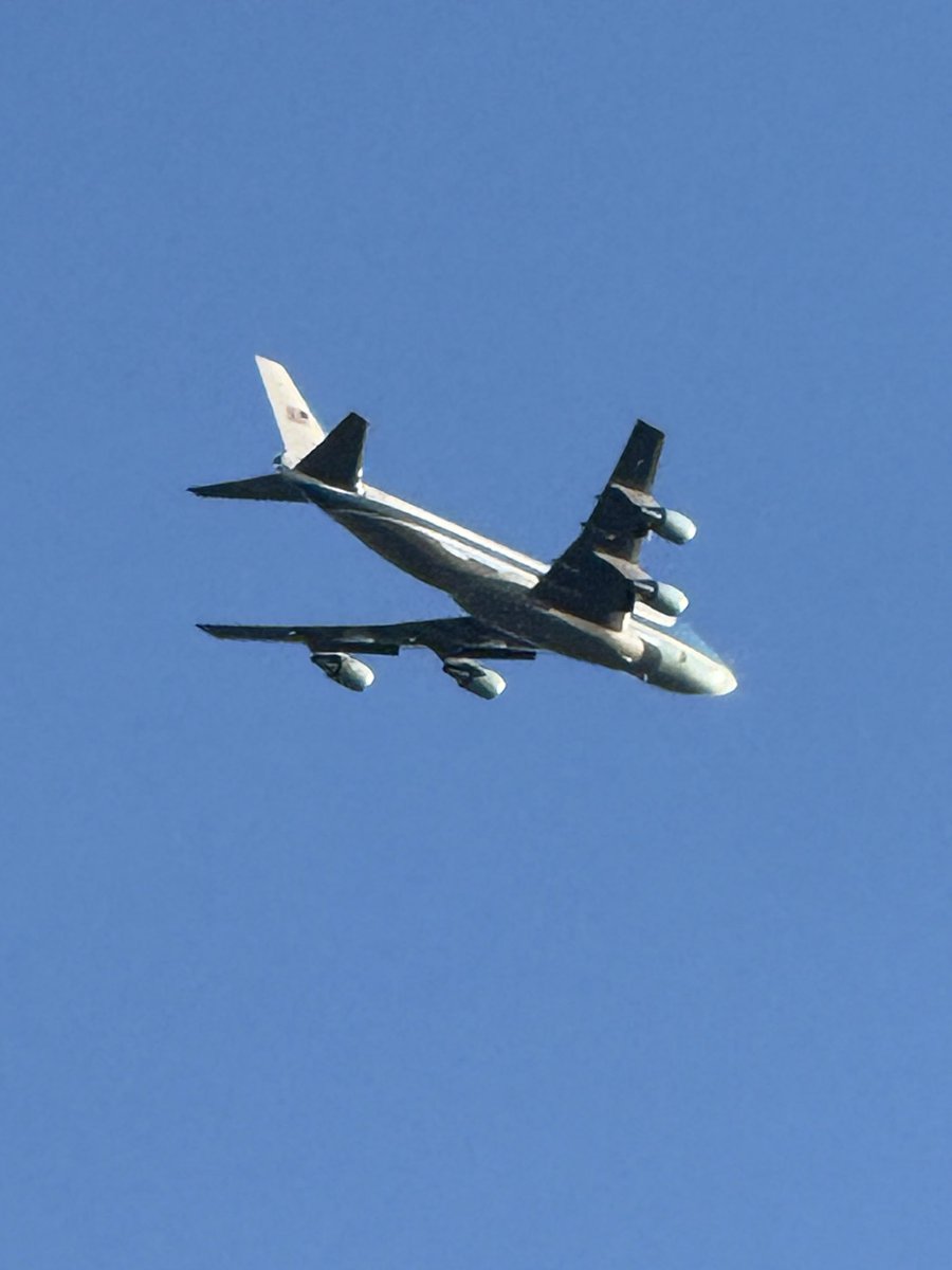 50Luckydog's tweet photo. Look who just flew over my house. 

Beautiful! 🇺🇸 https://t.co/TsfgpbQhs4