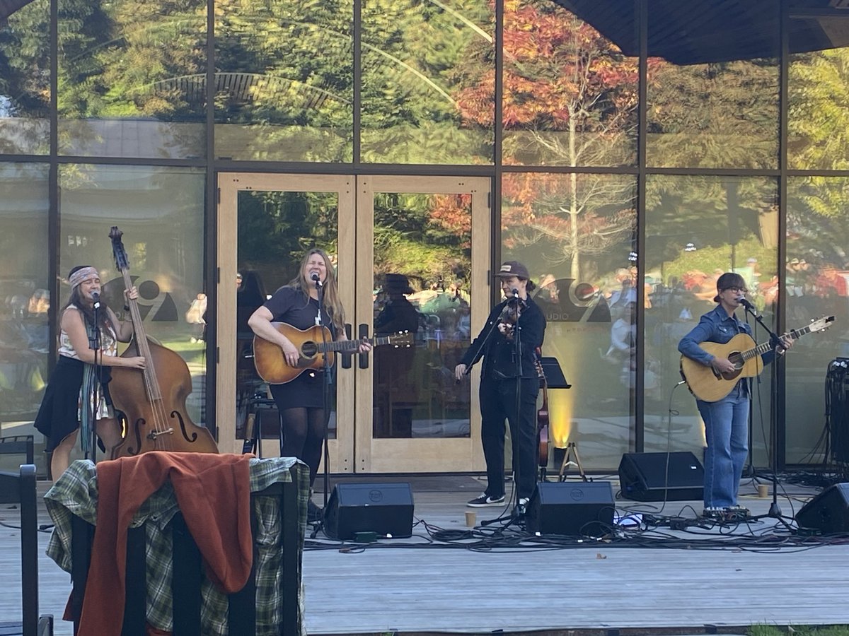 thapopejon's tweet photo. Porchside Jubilee with Della Mae & East Nash Grass #Freshgrass #MagicAccident #NorthAdams #Massachusetts 🎻 https://t.co/TV1ncAq4Xj