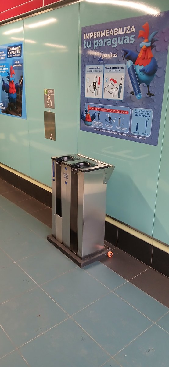 85Estebancer's tweet photo. La diferencia con la q trata la izquierda y la derecha a la gente es abismal. Esto encuentras en el metro de Quito, un dispensador de bolsitas para evitar que los paraguas mojen el piso, parece Japón. Mientras la derecha les regala cartones. Lo triste es que la gente sigue ciega https://t.co/9IPvhJ1Kdp