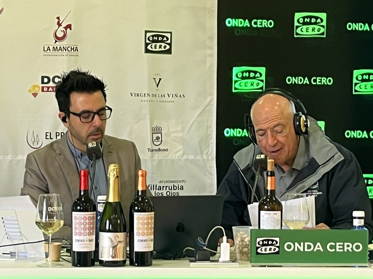 patriplanner's tweet photo. Hay mañanas en que un programa de radio te da la vuelta al mundo. 🍇🌍
Vendimia en La Mancha, un espumoso sin alcohol que sabe a uva de verdad, una isla griega con sus berenjenas, un valle que me trajo recuerdos... y Marsella, que sigue en mi lista. #PatriPlanner @GaliciaTB https://t.co/4tbPhvs8t7