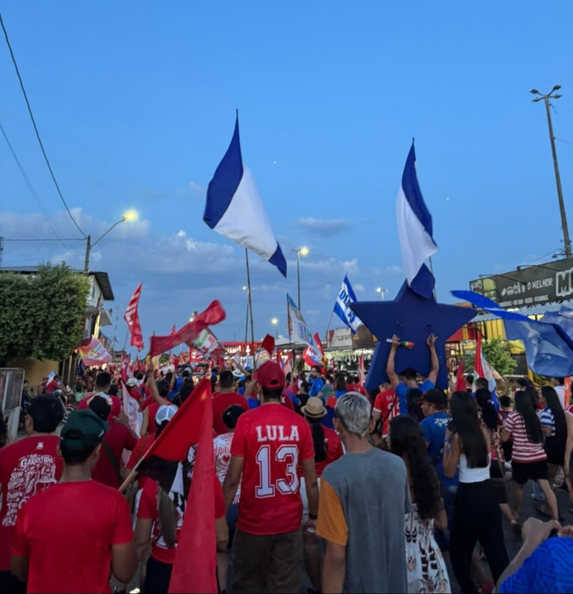 marloontavares's tweet photo. Só em Parintins que metade do povo do Lula é Vermelho e a outra metade é Azul.

Faz o L, Parintins! https://t.co/GYiQZMveUX