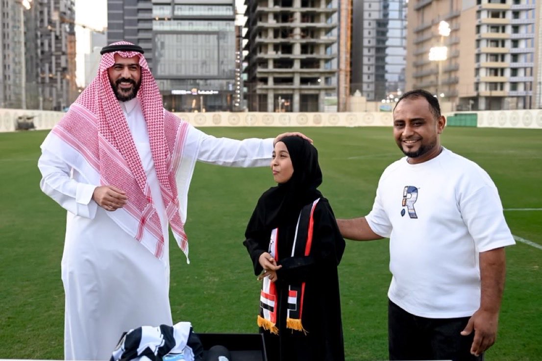 mohammed_Aklbi's tweet photo. من أجمل أمثلة الذكاء الاتصالي في استثمار اللحظة، نادي الشباب لم يكتفِ بكون لاعب الفريق جزء من لقطة عاطفية تصدّرت المشهد الرياضي، بل التقط اللحظة سريعاً ، واستضاف الطفلة اليمنية «فاطمة» في الرياض، وربط القصة بالنادي ولاعبه.

هذه هي إدارة الاتصال حين تحوّل حدثاً عابراً إلى قصة تُبنى عليها صورة ذهنية وقيمة للعلامة، لمسة ذكية ، وفن في اقتناص الفرص.